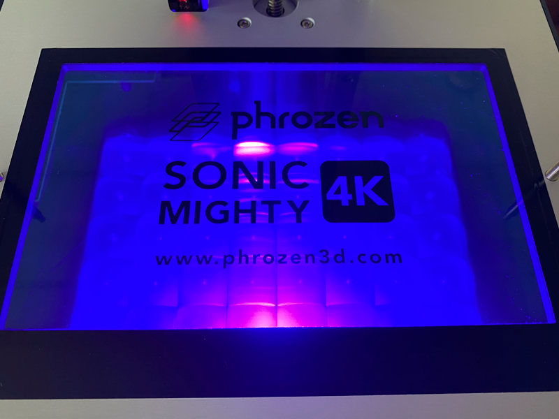 A interface de utente e o ecrã LCD da impressora 3D Sonic Mighty 4K